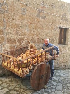 Vinceslao Ruccolo in attività di promozione del Pane tipico