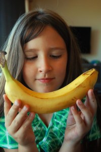 bambina con banana